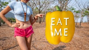 Девчачий поход на природу, готовим болгарский перец.