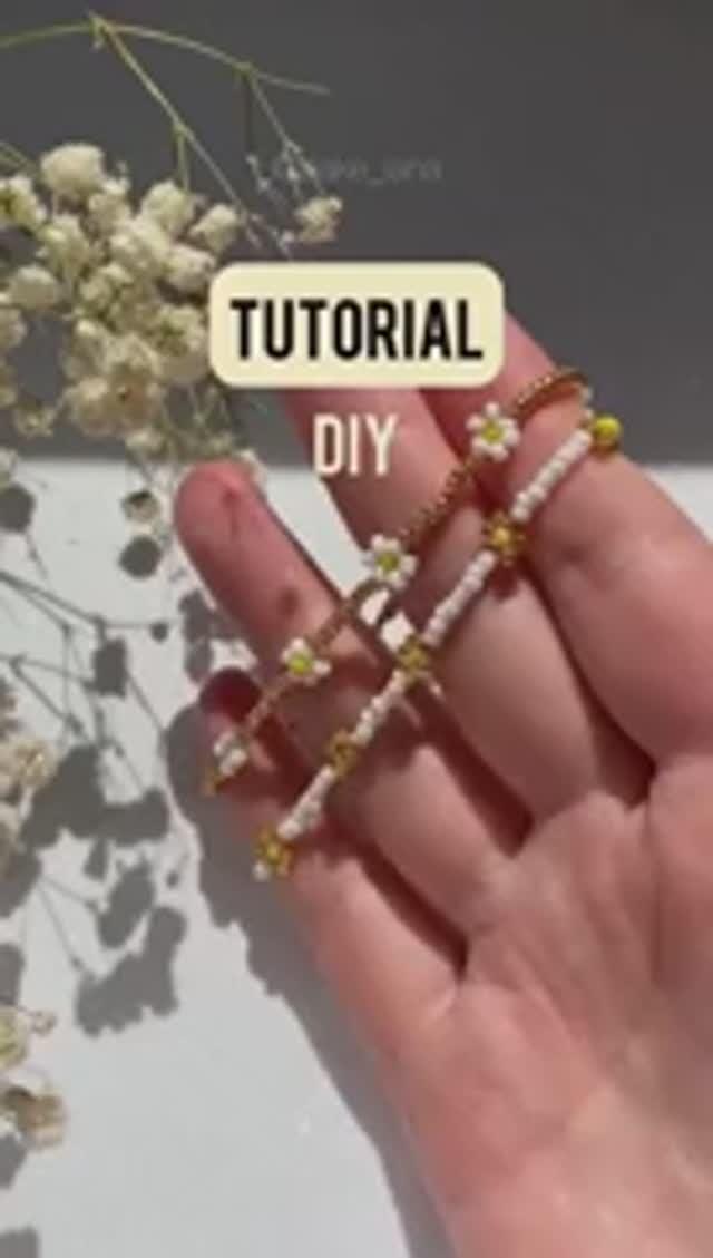 Туториал как сплести простой браслет из бисера с ромашками 💛🤍 смотреть онлайн