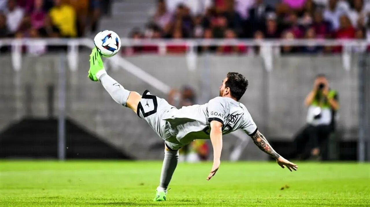 Легенда на поле: 15 лучших голов Лионеля Месси смотреть онлайн