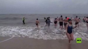 ألمانيا.. المئات يتحدون الشتاء بالغطس في مياه جليدية خلال احتفالات رأس السنة