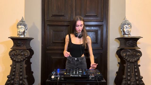 Valeria Ostina - Melodic House & Techno DJ Set смотреть онлайн