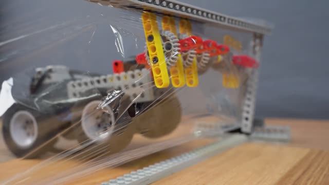 LEGO Engineering: Разрушение стены из полиэтиленовой пленки смотреть онлайн