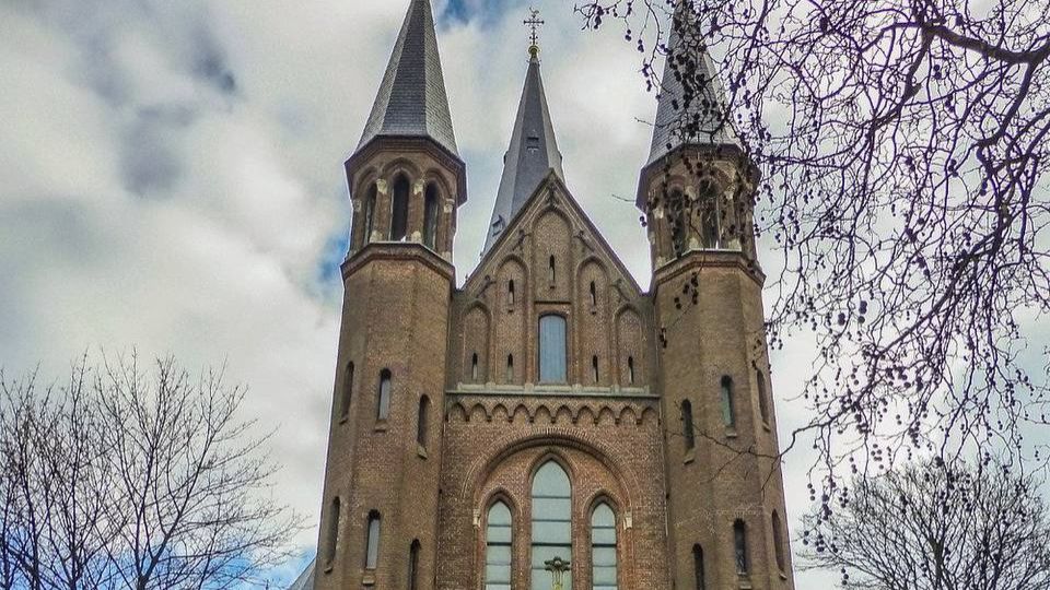 В Амстердаме загорелась церковь Вонделкерк, построенная в 1872 году смотреть онлайн