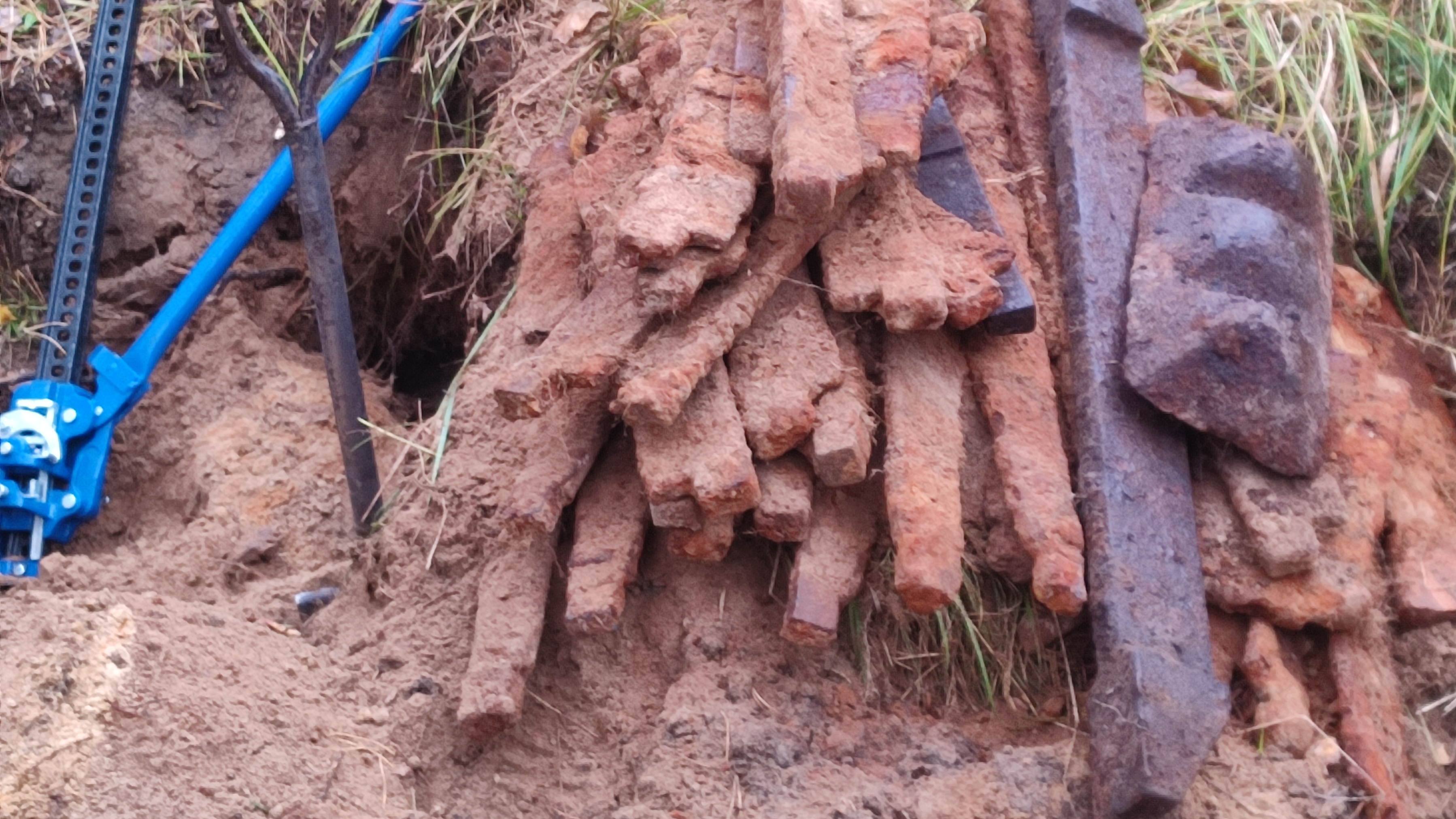 Нужен экскаватор!!! Здесь тонны металла!!!Нашли небитое место!!! смотреть онлайн