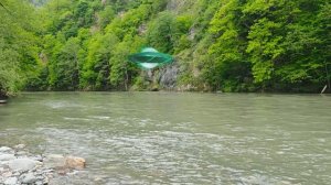 На реке Кавказа НЛО завис