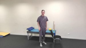 Приседания и ходьба неизбежно «стирают» суставы пожилых