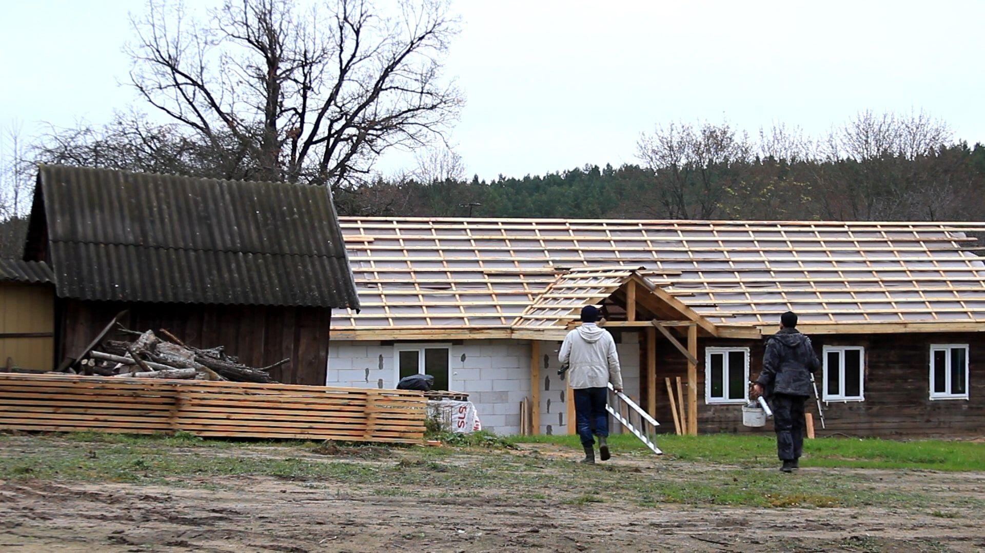 Заброшенный дом преображается с каждым днем! Установили окна в доме и в сарае. смотреть онлайн