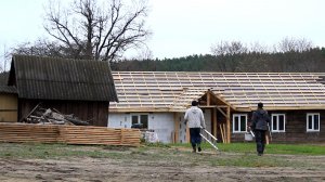 Заброшенный дом преображается с каждым днем! Установили окна в доме и в сарае.