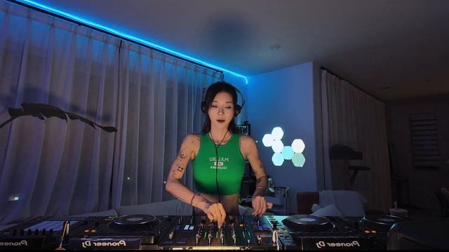 KIRA X - 2025 house mix Dance Bangers смотреть онлайн