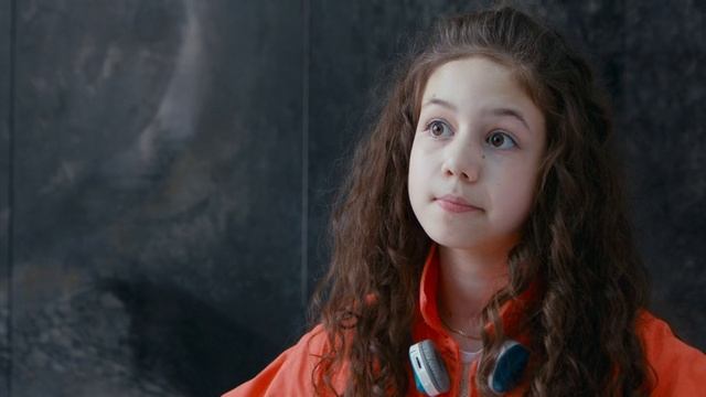 Девочка Аля приехала из Питера в Москву без спроса мамы и разыскала своего папу смотреть онлайн