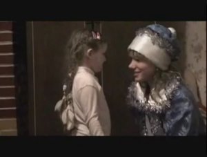 Снегурочка принесла подарок от Деда Мороза