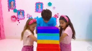 Настя и друзья учатся делиться Pop it челлендж для детей