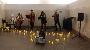 Три скрипки и виолончель в метро (при свечах). Круто!