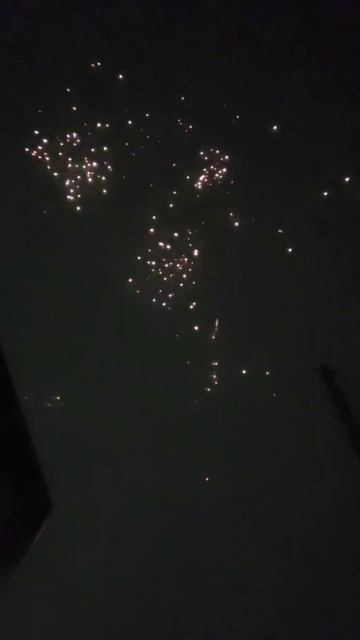 Красивый фейерверк в новогоднюю ночь 2026. Небольшая батарея салютов. Часть 2. смотреть онлайн