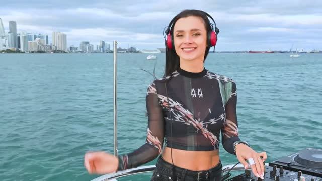 Korolova – The Sound of Ultra Miami Sundown Set смотреть онлайн