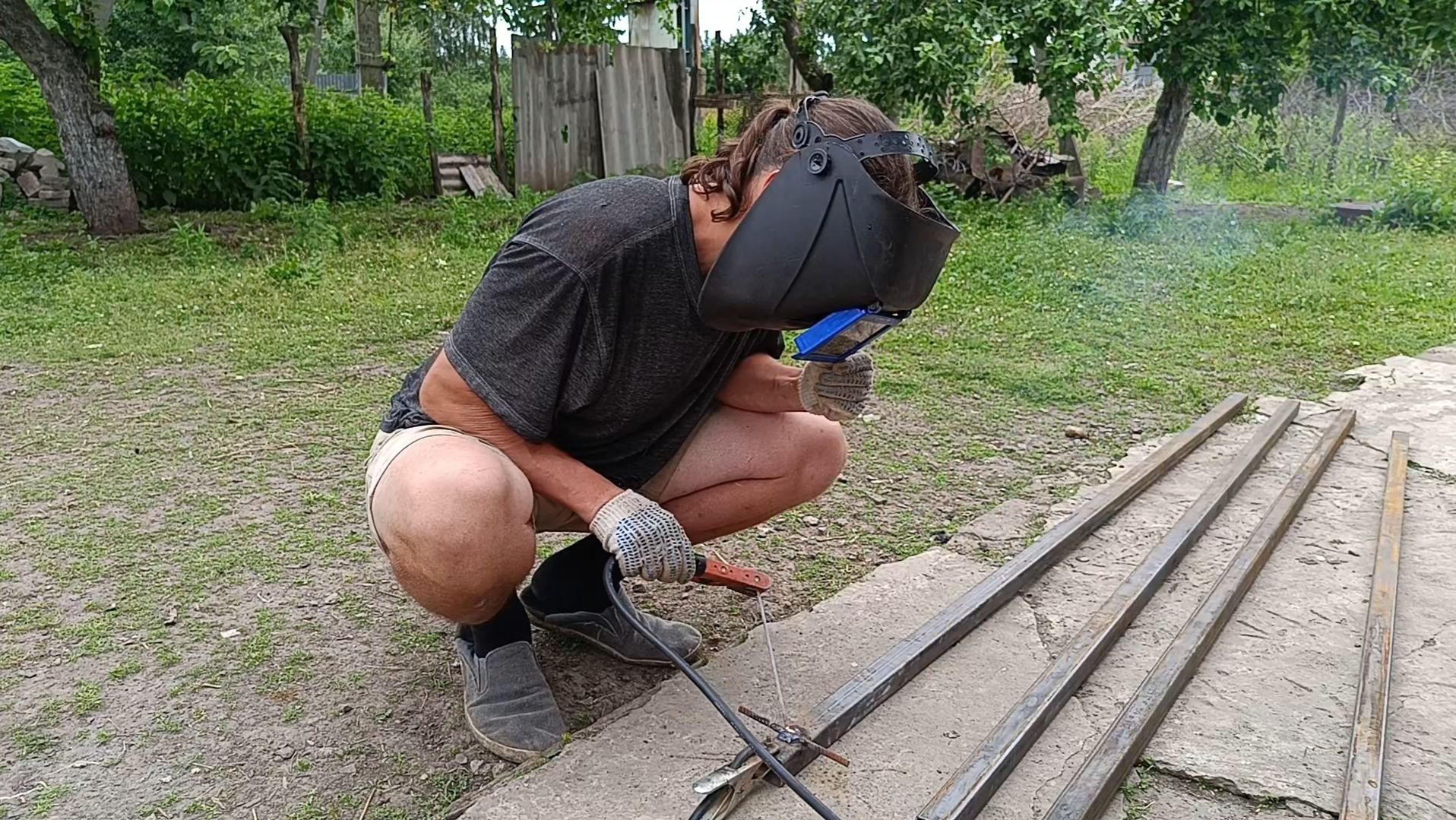 Спиливаю опасное дерево. Делаю столбы для забора. Июнь 19 2024 смотреть онлайн