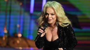 Лариса Долина отказалась отдать ключи от квартиры ее покупательнице Полине Лурье