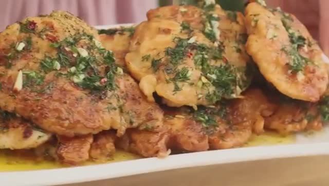 Просто восхитительно! Рецепт сочной куриной грудки с чесноком — потрясающе! Нежная и аппетитная! смотреть онлайн