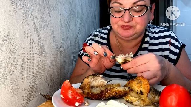А рыба то с плавниками, но очень вкусная👍/А на гарнир помидора со сметаной😉/МУКБАНГ смотреть онлайн