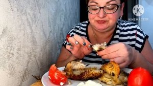 А рыба то с плавниками, но очень вкусная👍/А на гарнир помидора со сметаной😉/МУКБАНГ
