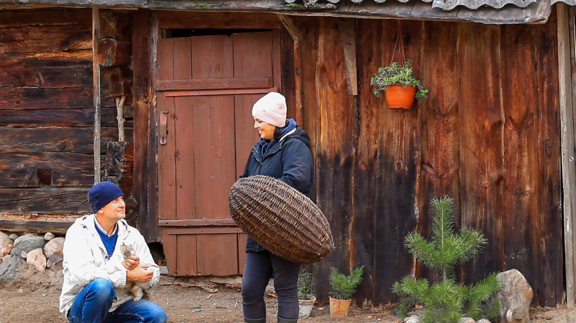 Семейная жизнь в Деревне. Обновили сарай. Штормовой ветер. Делаем крышу. смотреть онлайн