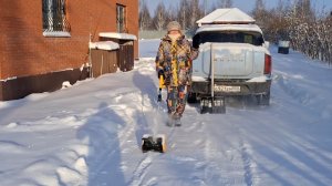 Первое января ...2026год,время 11 утра...Марина уже с лопатой в руке,а Коля с метлой....