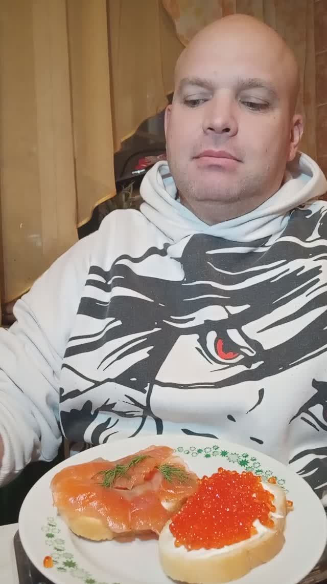 ОБЖОР Бутерброды с красной икрой и рыбой/перекус/мукбанг смотреть онлайн