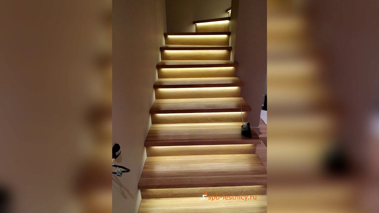 Две лестницы с дубовыми ступенями и подсветкой. Установлены в Петергофе. смотреть онлайн