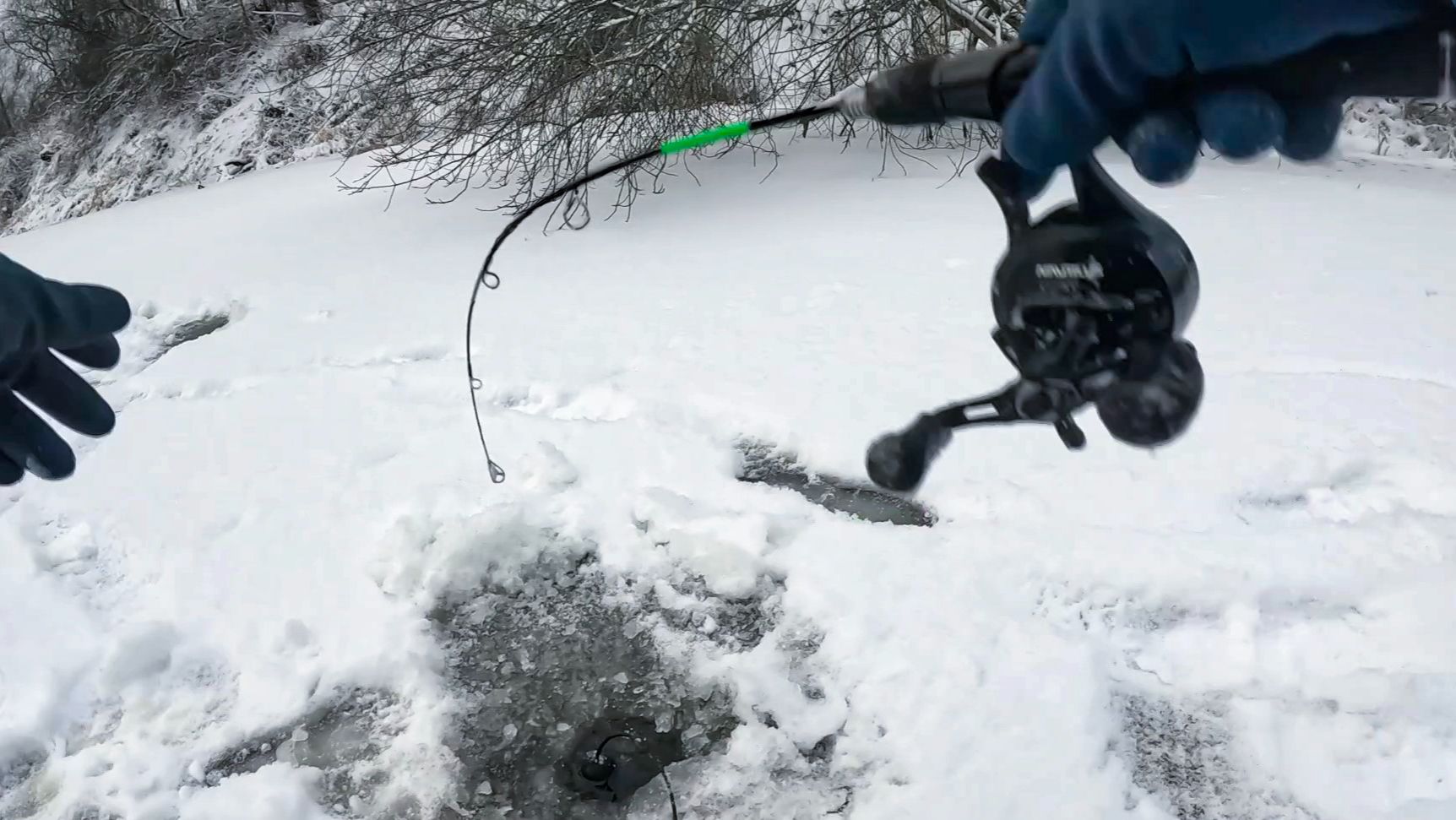 НАШЁЛ ГОЛОДНУЮ ЛУНКУ! ВОТ ЭТО РЫБАЛКА на балансир. Судак,щука,окунь зимой со льда 2026 смотреть онлайн