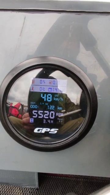 Покупатель тестирует мотор на Волге