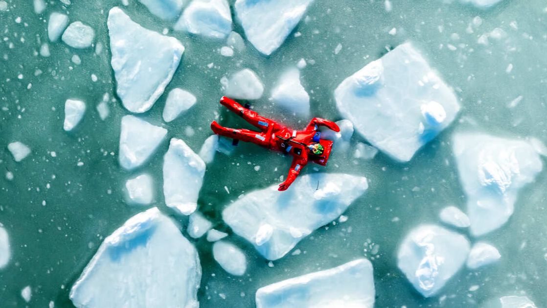 Купавшуюся в ледяной воде женщину унесло течением под Мурманском смотреть онлайн