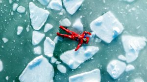 Купавшуюся в ледяной воде женщину унесло течением под Мурманском