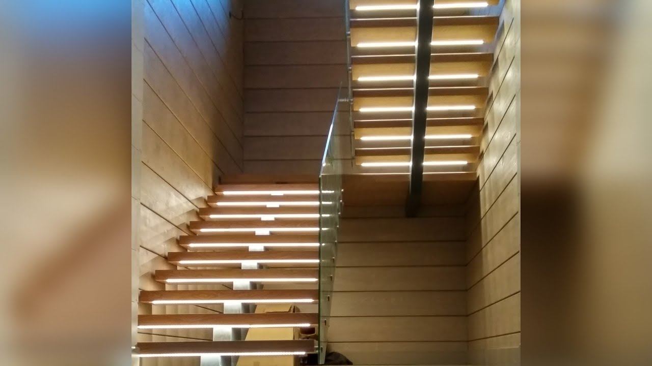 Лестница на монокосоуре с толстыми дубовыми ступенями и стеклянными перилами смотреть онлайн