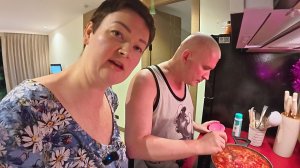 Готовим РУССКИЙ борщ в Таиланде! ПЕРЕРУГАЛИСЬ пока готовили! Меня всё БЕСИТ, а Вован НУДИТ! Влог