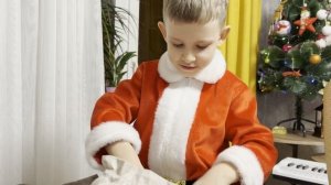 распаковка новогоднего подарка от деда Мороза