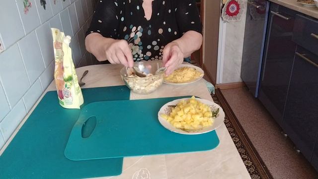 Салат с ананасами.