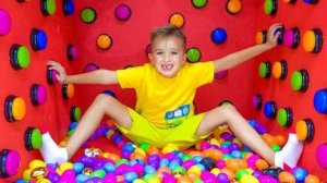 Дети весело проводят время в батутном центре