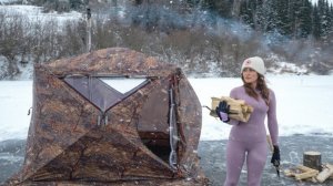 Зимний кемпинг на замёрзшем озере.