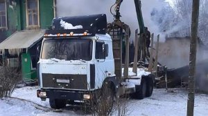 В Новгородской области второй день тушат деревянное здание школы