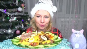 Мукбанг доедательный Картошка с мясом под сырной шапкой, холодец, огурец. Еда.