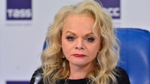 "Ей корона на голову давит"- психолог объяснил поведение Долиной