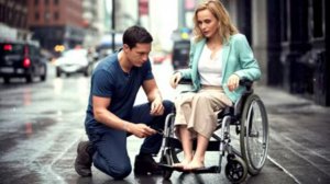 Он починил её инвалидное кресло под дождём, не зная, что она его новая начальница!