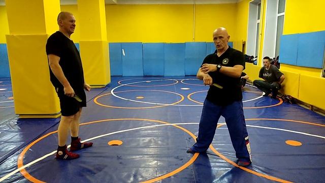 Ножевой бой. Веерный способ работы ножом , кистевые хлёсты по кистям. В. Н. Крючков. смотреть онлайн