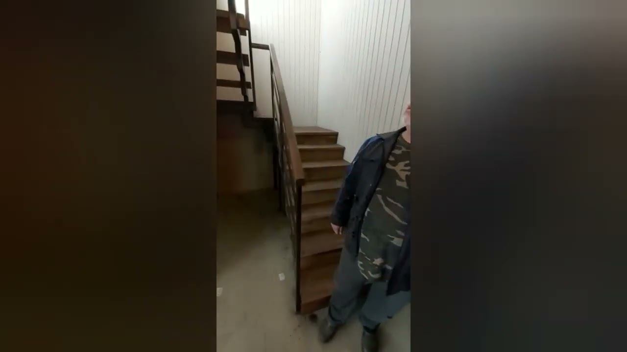 Отзыв клиента Лестницы СПб. Лестница на ломаных косоурах. ступени лиственница. смотреть онлайн