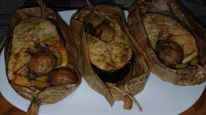 Красная рыба, запеченная с овощами в бумажных лодочках.
