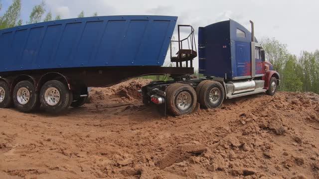 Застрял грузовик. Вытаскиваем смотреть онлайн