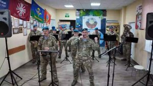 Псковские десантники посетили школу ДНР и поздравили учеников с Новым годом