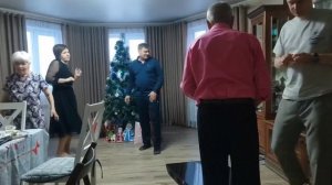 А теперь дарим друг другу подарки! Без танцев не обошлось 💃🕺