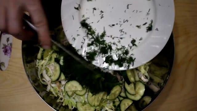Салат с капустой и курицей к УЖИНУ – вкус просто невероятный! смотреть онлайн