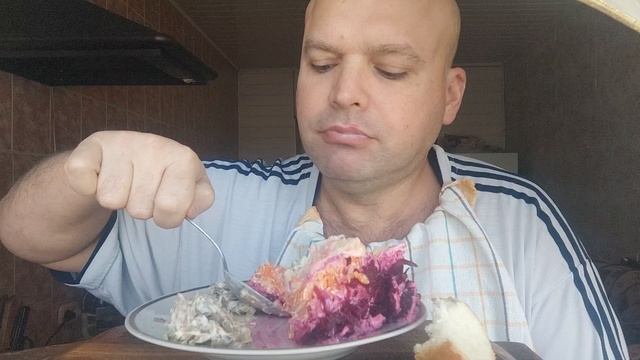 ОБЖОР три салата/мукбанг/еда на камеру смотреть онлайн